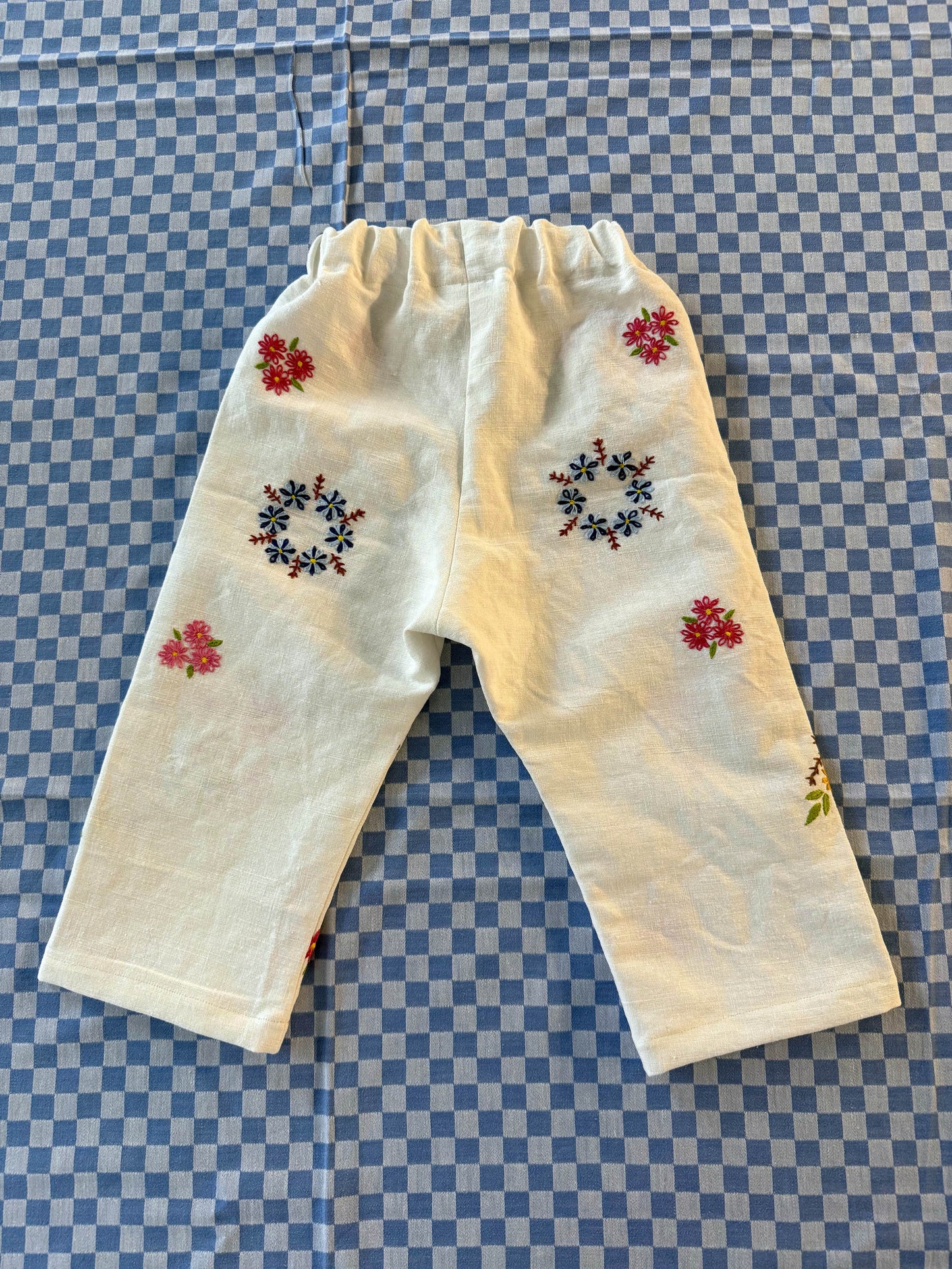 Bukse med broderi