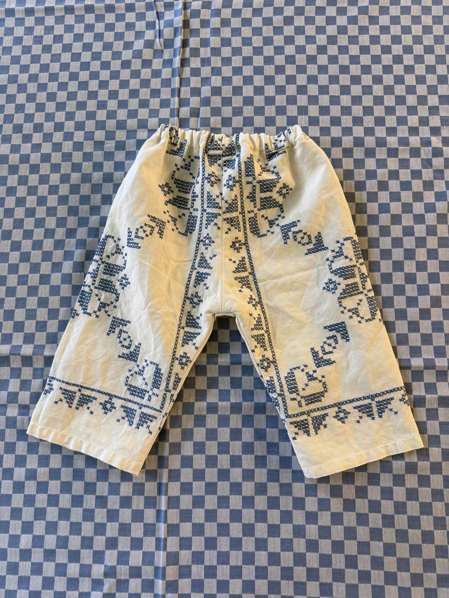 Babybukse med broderi