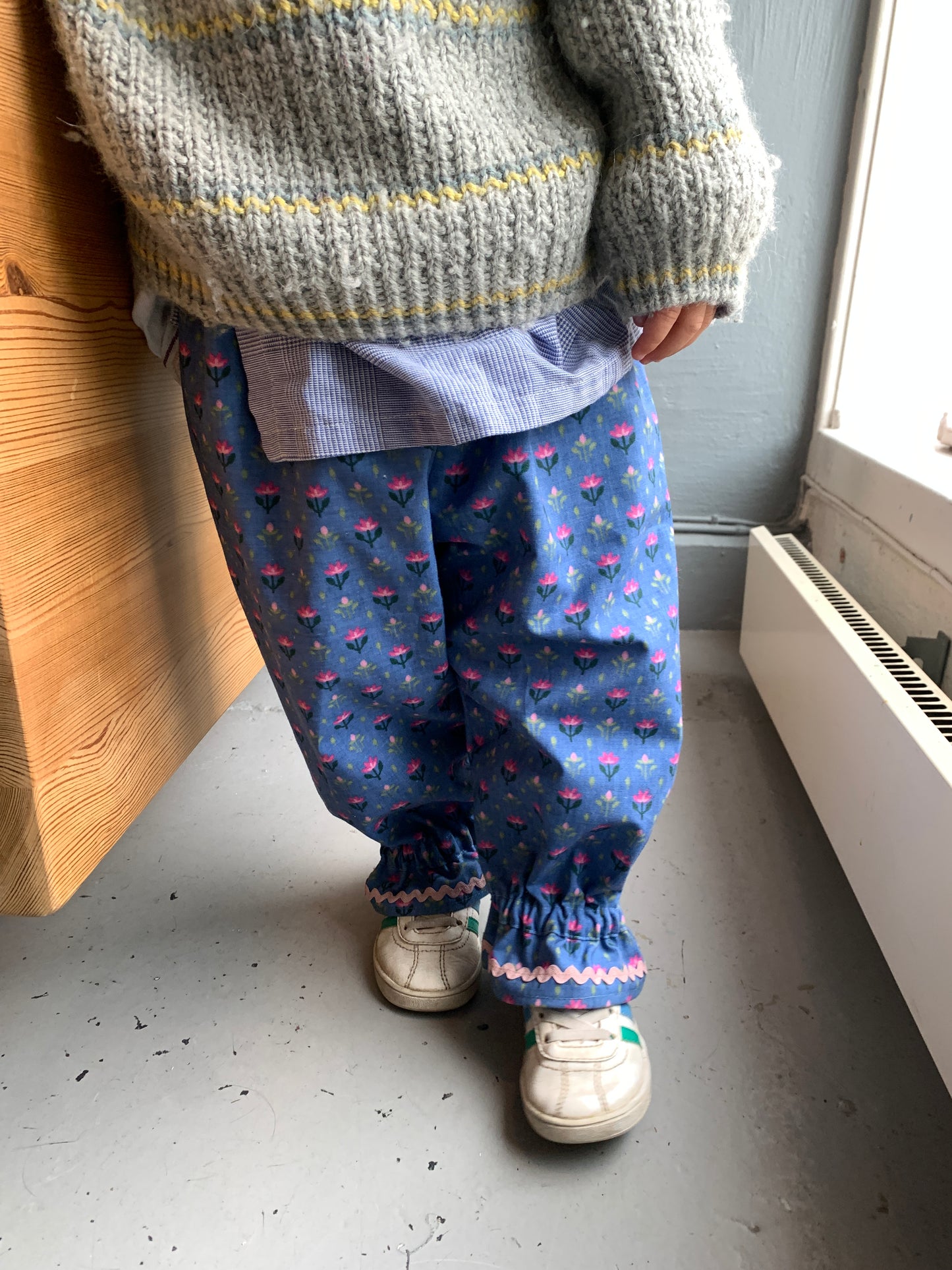 Bukse med pyntebånd