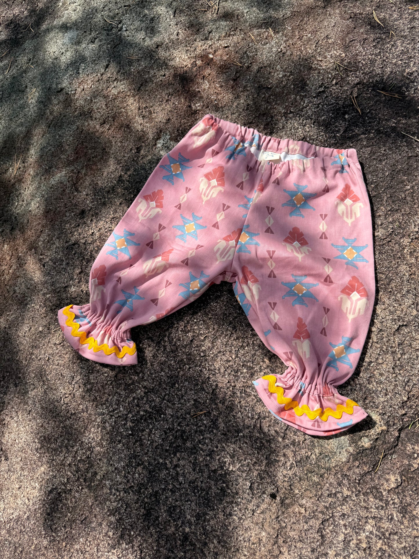 Babybukse med pyntebånd