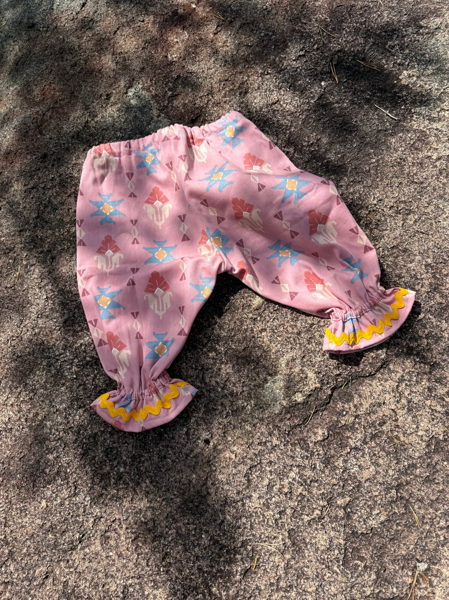 Babybukse med pyntebånd