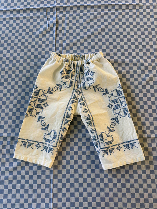 Babybukse med broderi